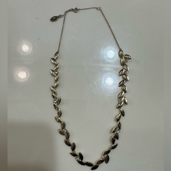 🌺 2/$20 Ann Taylor vine Leafed Statement Necklace gold like new - Picture 2 of 4